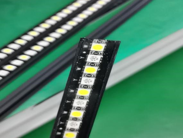 透明軟性電子灌封膠幫客戶解決LED燈條固封問(wèn)題